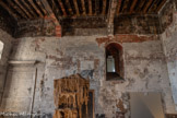 <center>La Chambre antique du Camérier.</center>Divisée à l’origine par des cloisons, la salle a conservé sa charpente d’origine, portée par des corbeaux à triple ressaut son décor d’une richesse exceptionnelle est fait de motifs animaliers, géométriques et végétaux. Deux fenêtres à croisillons l’éclairaient et une baie l’aérait. Les ouvertures sont remaniées et les décors muraux vont se succéder, recouvrant les fresques médiévales. Chaque strate ayant valeur égale au regard de l’Histoire, il a été décidé de conserver cette salle dans son état archéologique.
Sous le plafond, une frise ornée des armoiries des légats, est venue recouvrir deux autres séries du même type, qui courent chronologiquement du nord vers l’Est et le Sud.