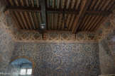 <center>La Chambre du Pape</center>Réalisé vers 1335, le décor des murs se compose de rinceaux de vignes et de chênes sur un fond de ciel où évoluent des animaux, oiseaux et écureuils notamment.