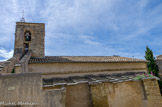 <center>L'église.</center> L'église avec son toit en tuile sur la nef et ses toits en lauze sur les collatéraux.