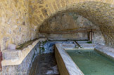 <center>Le lavoir.</center>Arrivée de l'eau de la fontaine.