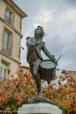 <center>Statue du Tambour d’Arcole</center>C’est un des symboles le plus important de Cadenet. Créée par le sculpteur Jean-Barnabé Amy, elle célèbre la mémoire d’André Estienne, enfant de Cadenet né en 1777, engagé volontaire à 14 ans dans le bataillon du Luberon, qui se distingua lors de la bataille d’Arcole, en novembre 1796. Avec le Panthéon et l’Arc de Triomphe de Paris, c’est la troisième représentation de cette personnalité cadenetienne.
Les rues Bara et Viala, qui débouchent sur la Place du Tambour d’Arcole, font également référence à deux autres enfants tambours auxquels André Estienne est souvent associé.