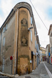 <center>La rue Victor Hugo </center>La rue Victor Hugo (ou Grand-Rue) fourmillait de vie et de commerces, tout comme l'ensemble du quartier dit «du Portail» ou de la «Place du Tambour». Des commerces alimentaires ou de loisirs y prospéraient grâce à la très forte population vannière. La vannerie n'était pas seulement une activité économique mais plutôt un monde du travail bien particulier, étroitement liée à la vie sociale du village.
