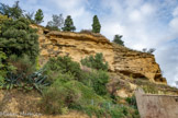 <center>Habitats troglodytes</center>Sous le château se trouvaient des cavités et des maisons creusées dans le rocher de safre. Sur l’ensemble de sa base, en forme de fer à cheval, le premier village, datant du 11ème siècle, était troglodytique. Jusqu'au tournant du 20ème siècle, certaines des habitations troglodytes étaient encore occupées par des personnes qui n’avaient pas d’autres lieux pour vivre. On les surnommait les « Libéra ». À l’origine, c’était le nom d’une famille pauvre qui est devenu le surnom de toutes ces familles vivant là. Ils pratiquaient majoritairement les tâches les plus ingrates et difficiles de la vannerie.
Au fil du temps, ces habitats ont été délaissés. 	Cet habitat troglodyte a été occupé jusqu’en 1960.