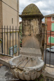<center>Fontaine de l’Horloge</center>Cette fontaine et sa jumelle du Cours Voltaire, 
ont été installées en 1848, comme l’indique l’inscription à demi-effacée à son sommet. À l’époque, elle devait couler en permanence, et elle fut installée ici car les pompiers de l’époque, les « gens de ville », avaient besoin d’eau pour remplir leur seau-pompe, qui servait à éteindre les incendies. En effet, la mairie se trouvant à proximité, la caserne des pompiers fut installée juste en dessous, ce qui était pratique pour intervenir rapidement dans la ville. En outre, même si elle est assez proche de la Grande Fontaine de la Place du 14 Juillet, c’est un avantage appréciable pour les habitants du quartier que de disposer d’une fontaine à proximité de chez soi. Il est à noter qu’un lavoir n’y fut pas adjoint, car les autres points d’eau étaient trop proches et qu’un tel investissement ne se justifiait pas.