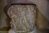 <center>Église Saint-Étienne</center>Apollon (?) porte d’une main un petit bâton recourbé, de l’autre il soutient un petit enfant assis sur son épaule et qu’il semble regarder avec amour.