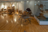 <center>Musée de la vannerie</center>L'artisanat de la vannerie à Cadenet n'a, pour l'instant, fait l'objet d'aucune étude historique à partir des sources écrites, (documents d'archives, presse...), ni d’aucune enquête ethnographique systématique. La mémoire, la tradition orale et quelques rares documents écrits, conservés au Musée ou dans les familles, constituent actuellement nos seules sources pour l'histoire de cette activité.
C’est à la Durance dont la plaine inondable s'élargit à hauteur de Cadenet, que les vanniers doivent leur matière première : le lit de la rivière fut, jusqu'au milieu du XXème siècle, un lieu de récolte et de production de l’osier, aussi bien pour les gitans vanniers que pour les ateliers familiaux puis semi-industriels du village. Ce n’est qu’au cours de l’entre-deux-guerres qu’il fut sérieusement concurrencé par les importations de rotin d’Extrême-Orient.
Si l’agriculture locale a été la plus ancienne consommatrice de vanneries (XIXème siècle), les productions n’ont, par la suite, cessé de se diversifier, pour fournir des récipients, des emballages, des ustensiles et du mobilier aux clients proches (villages voisins, magasins des grandes villes régionales) et lointains (Etats-Unis, Algérie...).
Les premiers ateliers organisés virent le jour au XIXème siècle.
1820 : Création de l’atelier JACQUEME, “fabricant de vanneries”.
1895 : Création de l’atelier BRETTON qui fabrique de la vannerie d’osier et emploie entre 20 et 30 ouvriers.
Vers 1900 - 1905 : Naissance de l’atelier BARTHELEMY Mère (10 à 15 ouvriers)
Vers 1900 : Création, par GILLET, d’une coopérative à participation ouvrière qui durera 10 ans.