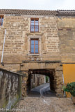 <center>Caderousse.</center> La maison d’Ancezune. Dénommé communément « Château Vieux », il ne reste de sa gloire passée que les vestiges du porche d’entrée et les fenêtres à meneaux