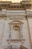 <center></center><center>La cathédrale Saint-Siffrein </center> Niche avec la coquille st Jacques, symbole de la nativité, au-dessus une guirlande de fruits