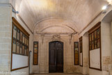 <center>L'hôtel-Dieu </center>Porte qui donne aujourd'hui sur la médiathèque. Nommé évêque de Carpentras en 1735, Joseph-Dominique d'Inguimbert rapporta de Rome environ 4 000 volumes, des tableaux, des estampes... La mise en vente de la bibliothèque du président de Mazaugues lui donna l'occasion d'enrichir la sienne : environ 15 000 volumes, 4 000 médailles, divers objets d'art et de curiosité prirent le chemin de Carpentras en 1745. En 1747 il acheta au baron de Trimond, neveu et héritier des Mazaugues, les dossiers et minutes de correspondance de Peiresc qui participent grandement à la renommée de l'Inguimbertine.