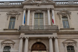 <center>Ancien Hôtel Dieu de Carpentras</center>L'avant-corps comporte des  colonnes avec chapiteaux ioniques au rez-de-chaussée, composites à l'étage. La belle grille du balcon est l'œuvre des frères Mille, comme toutes les ferronneries de l'hôpital.