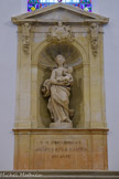 <center>Ancien Hôtel Dieu de Carpentras</center>L’escalier d'honneur. Statue de la Vierge, XVIIe.