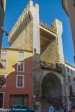 <center>Porte d'Orange</center>C'est le seul vestige de l'enceinte en pierre de taille construite entre 1357 et 1379 sur ordre du pape Innocent VI. Elle comportait 32 tours ronde ou semi-rondes et quatre portes fortifiées (de Mazan ou royale, de Pernes ou Notre-Dame, de Monteux et d'Orange). Elle fut détruite à partir de 1840 pour de regrettables raisons d'urbanisme et il n'en subsiste que cette tour barlongue de 27 m de haut, ouverte du côté de la ville - disposition devenue rare à l'époque -, et percée d'une ouverture en arc brisé où l'on voit encore les traces de la herse.