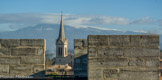 <center>Porte d'Orange</center>Porte d'Orange. Clocher de Notre Dame de l'Observance, au fond le Ventoux.