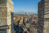 <center>Porte d'Orange</center>Porte d'Orange. Clocher de Notre Dame de l'Observance, au fond le Ventoux.