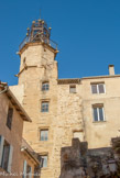 <center>Le beffroi.</center>De l'édifice seul subsiste le beffroi. Le beau campanile qui le surmonte fut forgé en 1577 par le ferronnier carpentrassien Nicolas Calis.