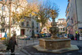 <center>Derrière de l'hôtel de ville.</center>Sur l'emplacement de l'ancienne «carrière» de Carpentras, détruite en 1890 après expropriation aux frais de M. Isidore Moricelly fut agrandi en 1891 l'hôtel de ville. Une place plantée de platanes fut aménagée. La fontaine de l’ange, la plus belle de toutes. Cette fontaine devient rapidement le symbole de la ville Peinte par les artistes locaux, représentée sur un donatif de l’hôtel-Dieu, sur les premières, cartes postales et chantée par les poètes, elle est particulièrement chère au cœur des habitants, qui affubleront l’ange, selon les époques, d’un bonnet phrygien à la Révolution, puis de trois fleurs de lys à la Restauration.