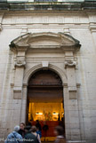 <center>Chapelle du collège des Jésuites.</center>Collège où enseignèrent F. V. Raspail et l'entomologiste J-H Fabre. Le collège fut confié aux jésuites en 1607. la façade resta inachevée. En 1602, Carpe,tras dépose la demande pour fonder un collège de Jésuites, mais il en existait déja un à Avignon. Cette demande fut refusée, les carpentrasiens se tournérent alors vers les dominicains. Voyant cela, les jésuites revinrent sur leus décision. C'est l'architecte jésuite, Etienne Martellange, qui exécuta les plans de la chapelle d'inspiration baroque. Niches de chaque coté, fronton mais rien n'est terminé : boudin au lieu de guirlandes, esquisse de coquille st Jacques, frise avec triglyphes sans les métopes.