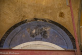 <center>La chapelle du Très-Saint-Crucifix. </center>Ces Pénitents et Pénitentes de la Miséricorde ou Pénitents noirs - ainsi nommés à cause de leur “habit de trelis, tout simple et sans rubans” - ajoutent aux pratiques de dévotion des œuvres de charité : secours aux prisonniers et à leurs familles, visite des pauvres malades et, après 1597, délivrance d’un condamné à mort une fois dans l’année.
La tête couverte du “capuce” les Pénitents quêtaient tous les vendredis par les rues de la ville.
Pendant la Semaine Sainte, ils sortaient en procession chantant le “Vexilla regis” à 7 h du soir, avant de réciter l’office à la chapelle.
