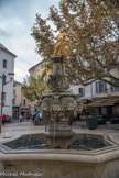<center>La fontaine de l’ange. </center>Le Conseil de Ville  du 19 mars 1730 veut doter la place des halles, le cœur économique et actif de Carpentras, de ce qui se fait de mieux en matière de monument public. On fait appel à deux sculpteurs de renom : Jean-Paul Guigue, qui conçoit un bassin hexagonal, un socle ellipsoïdal et pas moins de huit mascarons pour que l’eau jaillisse en abondance ; et Jacques Bernus de Carpentras, le neveu du célèbre sculpteur baroque de Mazan, pour modeler le petit ange en plomb, qui prendra place au sommet de l’édifice. Ce personnage ailé symbolise le génie de la ville.
Il s’appuie sur l’écusson aux armes municipales et déroule un phylactère orné de la devise de Carpentras « unitas fortitudo, dissentio fragillitas (l’union fait la force, la division fait la fragilité).