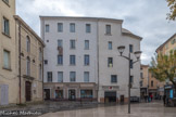 <center></center>A la fin du XIXe siècle, le minotier Isidore Moricelly finance d'importants travaux d'aménagement urbain. A l'emplacement de l'ancienne «carrière» de Carpentras (une partie du ghetto juif,) la place de l'hôtel-de-Ville est créée. L'espace ainsi libéré permet de construire-un nouveau corps de bâtiment, venant dédoubler l'ancien hôtel de Laroque, occupé depuis le XVIIIe siècle par la mairie. Une place plantée de platanes fut aménagée, des rues latérales sont percées et l'édifice désormais dégagé sur ses quatre faces. Le sol gris représente l'étendue de la carrière juive.