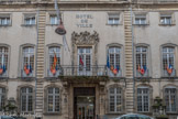 <center>L'hôtel de ville.</center>La belle façade XVIIe s. de la mairie, qui était celle de l'hôtel de la Roque acheté en 1713. Exposée au sud, elle respecte le parti architectural de l'aile du XVIIIe siècle : chaînages d'angle, baies cintrées réparties de manière régulière. Caractéristique des édifices publics de la fin du XIXe siècle, l'avant-corps central est surmonté d'un édicule à horloge.