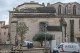 <center>La cathédrale Saint-Siffrein. </center>Une cathédrale romane. Avec Siffrein, ancien moine de l'abbaye Saint-Honorat de Lérins, un évêque résident de grande valeur morale, s'établit (VIe s.). Désormais, les cathédrales édifiées sont placées sous le vocable de saint Siffrein .Il existait au Ve s. une cathédrale dédiée à la Vierge et à saint Pierre. Au VIe s., l'évêque Siffrein fait construire à côté une église dédiée à saint Antoine, où il est enterré et qui prend alors son nom. La cathédrale, sans doute remaniée à plusieurs reprises, est reconstruite au XIIe s. par Geoffroy de Garosse et reçoit au XIIIe s, les reliques de l'église Saint-Siffrein qui menaçait ruine. Au XVe s. la cathédrale est à son tour en si mauvais état qu'on décide de reconstruire l'église Saint-Siffrein par la volonté du pape Benoit XIII, dernier pape d'Avignon ; ce serait la cathédrale actuelle. Au premier plan, base du premier clocher. Celui que l'on peut voir est de 1902.