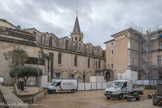 <center>La cathédrale Saint-Siffrein. </center>Succédant .à plusieurs édifices du Ve au XIe siècle; une cathédrale est construite à la fin de XIIe siècle sous l’épiscopat de Geoffroy de Garosse (mort en 1211). Sa nef unique de cinq travées avec chapelles logées entre les contreforts, s’articule sur une travée à coupole, surmontée d’un clocher, ouvrant directement sur L’abside.
Cette église romane s’écroulé, en 1399. Il n’en subsiste que la travée dont la coupole repose sur une arcade à triple rouleau retombant sur des piédroits à ressaut. Rinceaux de pampres, oves, palmettes, masques, symboles des évangélistes, toutes ces sculptures sont cernées d’un trait au burin, marque de l’influence antique.
Sur le flanc nord, le cloître est détruit en 1829 pour y céder la place à la prison. Les maisons des chanoines sont intégrées au tissu urbain.  Au fons, arc romain du VIe.