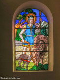 <center>Vacqueyras </center> St Gens. Gens Bournareau naquit en 1104 à Monteux, dans une modeste famille d'agriculteur Gens qui signifie gracieux, beau comme un rayon de soleil, fut un enfant extraordinaire. Le peuple de Monteux se moqua de lui, le poursuivit dans les garrigues à coups de pierre.  La nuit venue, il prit sa besace, les deux vaches que son père lui avait données et partit vers Saint-Didier et le Beaucet. Pendant trois ans, pas la moindre goutte de pluie ne devait tomber sur Monteux. Un jour qu'il était plongé dans la prière, un loup se précipita sur l'une de ses deux vaches, la saigna à la gorge et la fit périr.
Gens apprivoisa le loup et le contraignit à labourer aux côtés de son autre vache. A Monteux, la sécheresse qui sévissait. Deux consuls et sa mère partirent à sa recherche. Ils le retrouvérent et le ramenérent à Monteux. Gens demanda aux prêtres d'organiser une procession et la pluie se mit à tomber ramenant la prospérité dans le pays.