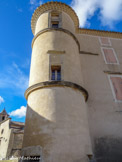 <center>Vacqueyras </center> En 1338 on trouve la famille	Vassadel mentionnée comme seigneurs de Vacqueyras et coseigneurs de Modène dans une assemblée des Etats. Ils résident essentiellement à Vacqueyras, dans leur château. En 1681, Jean Mathias Lauris de Castellane épouse à Avignon Marie Charlotte de Vassadel, dame de Vacqueyras et de Montmirail, fille unique du seigneur et dernière descendante de la famille. Les Lauris de Castellane sont moins présents au village, mais gèrent tout de même de près l'administration de la petite communauté par l'intermédiaire de leurs représentants sur place : le viguier et le lieutenant du viguier. Ils conservent cette seigneurie jusqu'à la Révolution.