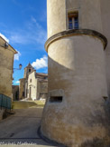 <center>Vacqueyras </center> On ne connaît pas précisément l'origine de cette demeure mais elle a sûrement été remaniée au XVIème siècle car elle a conservé de cette époque une tour percée de bouches à feu et une salle voûtée en arc brisé que l'on peut encore admirer aujourd'hui.