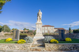 <center>Aubignan </center> Réalisé en 1921, le monument aux morts rend à l'origine hommage aux 54 Aubignanais morts au cours de la première guerre mondiale. La commune dut contracter un emprunt et organiser une collecte auprès des habitants pour réaliser cet ensemble, en pierre d'Oppède pour le socle et en pierre d'Aubune pour la statue du poilu. En 1988, on déplace le monument du centre de l'esplanade jusqu'à son emplacement actuel. Désormais, les noms des morts sont affichés de part et d'autre du monument.