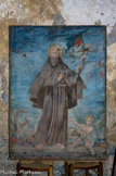 <center>Chapelle Notre-Dame d'Aubune </center> En bas, à gauche : un moine pendu au-dessus d'un feu, par le pied droit et la main droite à une potence, brandit un crucifix en direction de son bourreau maure qui paraît épouvanté. Un autre maure enturbanné et barbu, assis, semble indifférent à la scène.