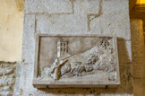 <center>Chapelle Notre-Dame d'Aubune </center> Bas-relief représentant la Vierge qui arrête avec sa quenouille la pierre que le diable voulait jeter sur sa chapelle.
