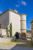 <center>Vacqueyras </center> Face à l'église, sur la place se trouve 