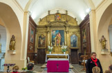 <center>Vacqueyras </center> Le retable est une œuvre en bois doré de 1702, avec de beaux tableaux qui représentent nos Saints Patrons, achetée après l’agrandissement de l’église et sans doute en partie financée par la vente d’un reliquaire « le bras d’argent » de Saint Placide qui eut lieu en 1699. Le tableau central représente Saint-Barthélemy.