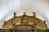 <center>Vacqueyras </center> Au dessus du tableau central, une Assomption de la Vierge Marie. En dessous la coquille Saint-Jacques qui est le symbole de la naissance.  Au-dessus, une Gloire.