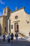 <center>Vacqueyras </center> A la fin du XVIIème siècle, l'église change d'orientation.
En 1684, la chapelle des Pénitents Gris, cédée par le seigneur, est annexée au bâtiment et une nef de 13 mètres de long, désormais orientée nord-sud est construite en appui sur le mur des remparts à l'ouest. Elle s'achève sur un chevet plat et une voûte arrondie la domine. Cette nouvelle église est bénie en 1696.