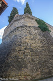 <center>Vacqueyras </center> L'emplacement qu'occupaient autrefois le château et ses dépendances est bien visible ; il est nettement délimité par la haute enceinte bâtie en grosses pierres qui subsiste intégralement le long du mur du château et de la rue Dauphine.