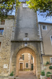 <center>Vacqueyras </center> Devant le porche, le cours Stassart, du nom de Goswin Joseph Augustin Stassart, préfet du Vaucluse  de 1809 à 1811, il fit combler les fossés et installer des bancs, des fontaines et des lavoirs.