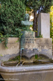 <center>Vacqueyras </center> La Fontaine Raimbaut, construite en 1866, à l’époque où Vacqueyras s’étend vers la route de Carpentras à Vaison. Un buste de Raimbaut y est inauguré en 1899 en présence de Frédéric Mistral.