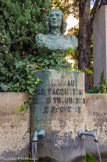 <center>Vacqueyras </center> Raimbaut est l’un des plus grands troubadours de son temps. Selon différents manuscrits du XIIIème siècle, il était le fils d’un pauvre chevalier provençal du château de Vacqueyras. Il est né vers 1155-1160. Le château de Vacqueyras était alors un fief de la famille des Baux qui avait hérité de la principauté d’Orange.
C’est à la cour des princes d’Orange que Raimbaut a sans doute fait ses débuts. Mais, dès 1188, on le trouve en Italie, chez le comte de Malaspina puis à la cour de Montferrat (dans le Piémont actuel).
La poésie provençale avait alors un tel renom que les princes italiens cherchaient tous à attirer à leur cour les troubadours occitans.
Raimbaut a servi fidèlement et longtemps le marquis Boniface de Montferrat qu’il accompagne souvent à la guerre et qui le fait chevalier (avant 1195). Il est tombé amoureux de Béatrice, sans doute la fille du Marquis et lui dédie plusieurs poèmes.
Raimbaut est revenu cependant à plusieurs reprises en Provence (4 de ces chansons sont consacrées à une dame de Gap).
Quand Boniface de Montferrat devient le chef de la 4ème croisade en 1201 (cette croisade qui aboutit à la prise de Constantinople en 1204 et non pas de la Terre Sainte !), Raimbaut accompagne son protecteur. Boniface prend possession du royaume de Salonique et Raimbaut reçoit une seigneurie.
C’est sans doute, dans les montagnes grecques qu’il meurt en septembre 1207 dans la même embuscade où périt Boniface.