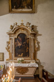 <center>La collégiale Saint-Sauveur. </center>Au-dessus de l'autel, un tableau représente « Elisabeth de Hongrie soignant un blessé » ,  signé Oscar Gué (1809 -1877). Tableau de l'autel : la Sainte Famille, copie d'un tableau de Sanzio Raffaello dit Raphaël