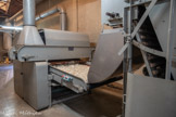 <center>La manufacture Brun de Vian-Tiran.</center>Par aspiration, les déchets sont envoyés dans les grands sacs que l'on aperçoit au fond.