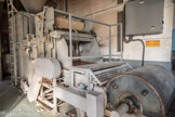 <center>La manufacture Brun de Vian-Tiran.</center>Vient ensuite l’ensimage : pour éviter l’électricité statique dans le frottement des machines et pour permettre auxs fibres de glisser entre elles, la laine est arrosée d’un mélange d’eau et d’huile pendant 24 heures.