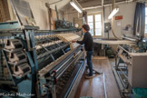 <center>La manufacture Brun de Vian-Tiran.</center>On va faire passer tous les fils (une centaine) dans un peigne pour bien les placer sans s’emmêler et ils vont être dévidés sur une longueur de 300 à 400 mètres sur une machine cylindrique, dite ourdissoir.