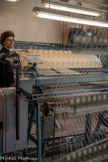 <center>La manufacture Brun de Vian-Tiran.</center>Ls fils arrivent du présentoir, on les a disposés en nappe et ils passent dans le peigne.