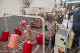 <center>La manufacture Brun de Vian-Tiran.</center>Pour avoir un tissu coloré, on peut utiliser un fil de trame déjà teinté.