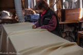 <center>La manufacture Brun de Vian-Tiran.</center>Mais une fois tissé, le tissu n’est pas encore terminé, on a encore de la matière brute. On enlève les déchets à l'aide d'une pince à épiler.