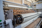 <center>La manufacture Brun de Vian-Tiran.</center>Le grattage. Au grattage, les fibres sont légèrement sorties du tissu. On obtient ainsi un aspect gonflant et duveteux et un toucher très doux.