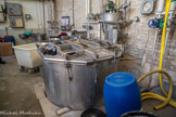 <center>La manufacture Brun de Vian-Tiran.</center>La teinture. On peut teindre au début des opérations les fils, mais aussi les pièces finies dans des cuves plus ou moins grandes. On utilise des colorants synthétiques qui ne nécessitent pas un fixage aux sels d'alun très polluants.